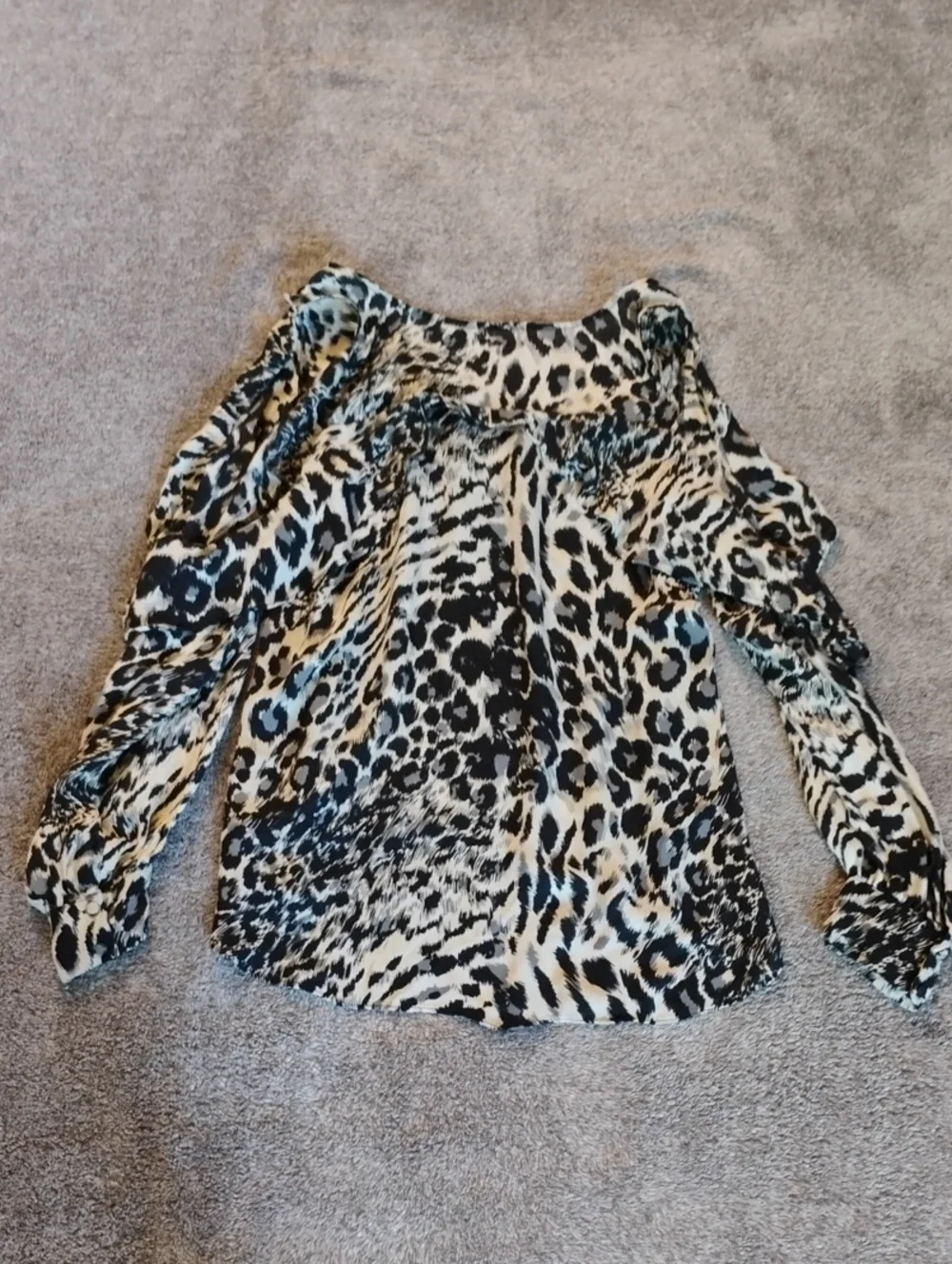 Parker Silk Animal Blouse Cut Out Shoulder Ruffled - Picture 7 of 7